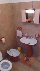 uma casa de banho com um lavatório e um WC em Apartment Privlaka 5 em Privlaka