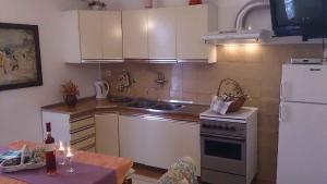 A cozinha ou cozinha compacta de Apartment Privlaka 5