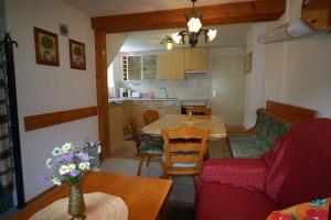 una cucina e un soggiorno con tavolo e sedie di Holiday home Strobl/Salzburger Land 103 a Weissenbach