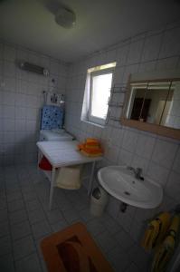 W białej łazience znajduje się umywalka i lustro. w obiekcie Holiday home Strobl/Salzburger Land 103 w mieście Weissenbach