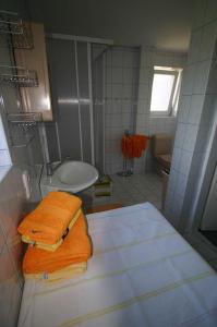 un bagno con asciugamani arancioni posti su un letto di Holiday home Strobl/Salzburger Land 103 a Weissenbach