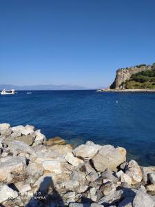 Fotografia z galérie ubytovania Villa Panorama Michalis Haikos two minutes walk to the beach Peroulia v destinácii Kómboi