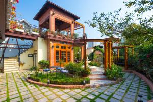 Cette maison dispose d'un balcon et d'une terrasse. dans l'établissement Little Colmar - Homestay & Pottery Studio, à Hạ Long