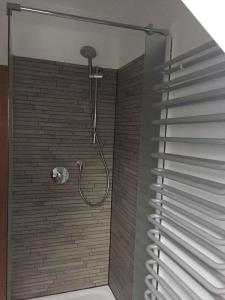 eine Dusche im Bad mit Ziegelwand in der Unterkunft Apartment in Winterberg 2812 in Winterberg