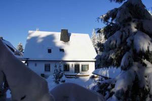 ein weißes Haus mit Schnee auf dem Dach in der Unterkunft Apartment in Winterberg 2812 in Winterberg