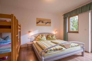 1 dormitorio con 1 cama y 2 literas en Apartment Zell am Ziller/Zillertal 841 en Zell am Ziller