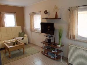 ein Wohnzimmer mit einem Sofa und einem TV in der Unterkunft Holiday home in Rambin/Insel Rügen 3062 in Rambin