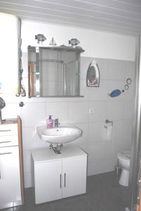 łazienka z umywalką i toaletą w obiekcie Holiday home Ummanz 1 w mieście Lieschow