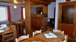 Restaurace v ubytování Holiday home in Josefuv Dul 1726