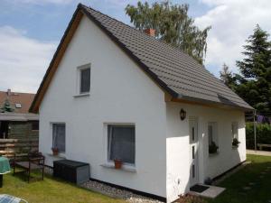 ein weißes Haus mit schwarzem Dach in der Unterkunft Holiday home in Rambin/Insel Rügen 3062 in Rambin