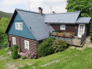 ヴェルカ・ウーパにあるApartment in Pec pod Snezkou 2100の青屋根の小さな赤い家