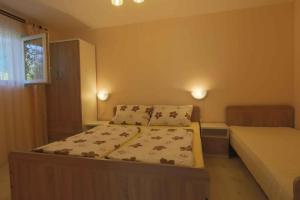 mała sypialnia z łóżkiem i oknem w obiekcie Apartment Silo 35 w mieście Šilo