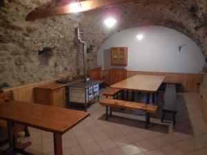 Ronzo ChienisにあるApartment in Mori 24151の木製テーブルとコンロ付きの広いキッチン