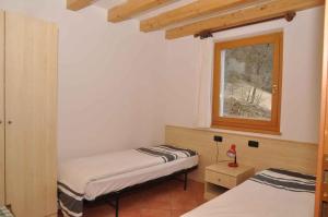レードロにあるHoliday home in Pieve di Ledro 22670の窓付きの部屋 ベッド2台