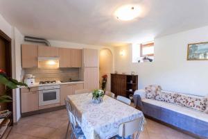 un soggiorno con tavolo e divano di Apartment Tremosine 7 a Tremosine Sul Garda