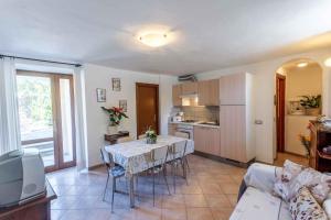 un soggiorno con tavolo e cucina di Apartment Tremosine 7 a Tremosine Sul Garda