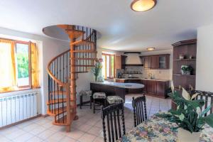 cocina con escalera de caracol en una habitación en Apartment in Tremosine/Gardasee 22273, en Tremosine Sul Garda