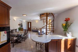 cocina y sala de estar con escalera de caracol en Apartment in Tremosine/Gardasee 22273, en Tremosine Sul Garda