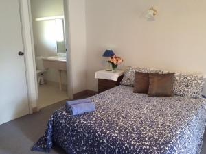 A bed or beds in a room at Tarcutta Retreat