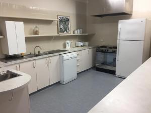 A kitchen or kitchenette at Tarcutta Retreat Még 3 kép