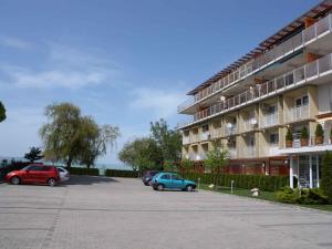 シオーフォクにあるStudio in Siofok/Balaton 19933の建物の前に車を停めた駐車場