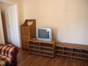 un televisor sentado en un tocador en un dormitorio en Apartments in Siofok/Balaton 19986 en Siófok