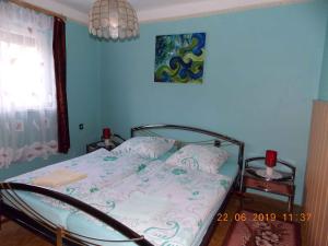 バラトンフェニヴェシュにあるHoliday home in Fonyod/Balaton 18691の青い壁のベッドルームのベッド1台