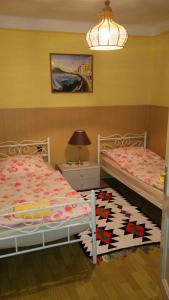 バラトンフェニヴェシュにあるHoliday home in Fonyod/Balaton 18691のベッドルーム1室(ベッド2台、ランプ付きテーブル付)