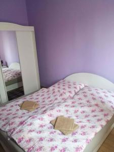 1 cama con 2 toallas y espejo en Holiday home in Gyenesdias/Balaton 18865, en Gyenesdiás