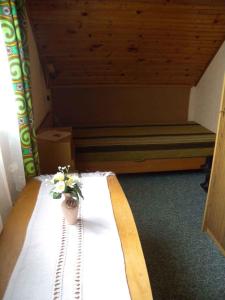 バダチョニトマイにあるHoliday home in Badacsonytomaj 20247の花の飾られたベッドが備わる小さなお部屋です。