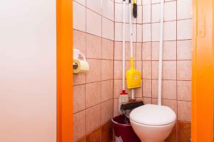 バラトンベレーニにあるApartment in Balatonbereny/Balaton 18050のバスルーム(トイレ付)、壁に黄色のディスペンサーが備わります。