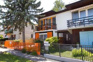 バラトンベレーニにあるApartment in Balatonbereny/Balaton 18050の前にオレンジの柵がある家