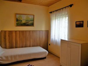 バラトンケレストゥールにあるHoliday home in Balatonmariafürdo 33086のベッドルーム1室(ベッド1台付)、窓(カーテン付)