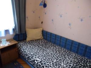 フォニョードにあるHoliday home in Fonyod/Balaton 18592の青と白の壁のベッドが備わる小さな客室です。