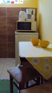 バラトンマーリアフュルドゥーにあるHoliday home in Balatonmariafürdo 19321のキッチン(テーブル、ボウル2つ付)