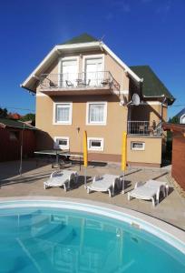 Bazén v ubytovaní Apartment Gyenesdias 19 alebo v jeho blízkosti