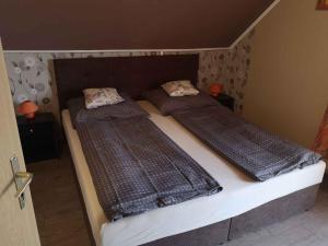 מיטה או מיטות בחדר ב-Apartment Balatongyorok 3