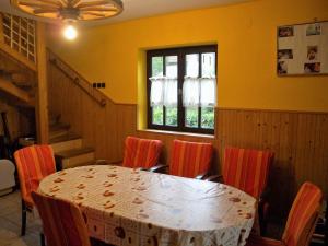 Holiday home in Fonyod/Balaton 18576にあるレストランまたは飲食店