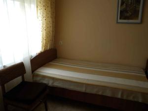 バラトンフェニヴェシュにあるApartments in Balatonfenyves/Balaton 18466の窓付きの客室の小さなベッド1台分です。