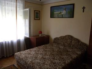 バラトンフェニヴェシュにあるHoliday home in Balatonfenyves 18379のベッドルーム1室(ベッド1台付)