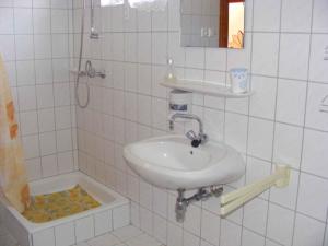DobogómajorにあるHoliday home Cserszegtomaj/Balaton 18288の白いタイル張りのバスルーム(シンク、シャワー付)