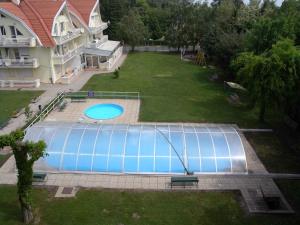 Uitzicht op het zwembad bij Apartment in Keszthely/Balaton 19005 of in de buurt