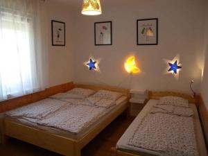 เตียงในห้องที่ Holiday home in Fonyod/Balaton 18622