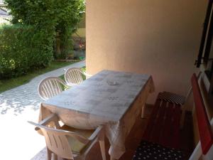 バラトンフェニヴェシュにあるHoliday Homes in Balatonfenyves/Balaton 18356の白い椅子とテーブル、テーブルと椅子