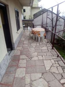 eine Terrasse mit einem Tisch und Stühlen auf dem Balkon in der Unterkunft Apartment Jablanac/Velebit Riviera 17115 in Jablanac