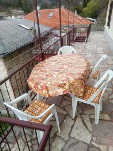einen Tisch und Stühle auf dem Balkon in der Unterkunft Apartment Jablanac/Velebit Riviera 17115 in Jablanac