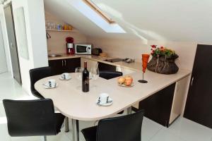 Kuchyňa alebo kuchynka v ubytovaní Apartment Crikvenica, Vinodol 14 + 3 fotografie