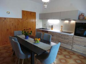Kuchyň nebo kuchyňský kout v ubytování Apartment Lovran 15546