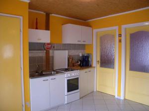 A kitchen or kitchenette at House and Apartment Balatonmariafürdo 19319