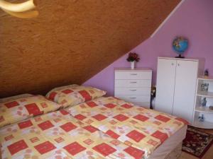 A bed or beds in a room at House and Apartment Balatonmariafürdo 19319